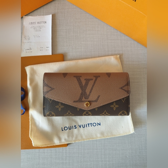 Louis Vuitton Sarah Wallet - Picture 1 of 15